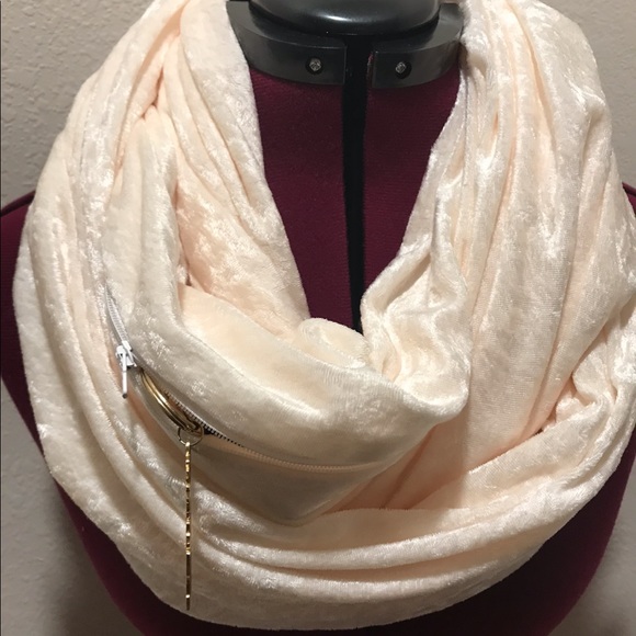 Handmade Infinity Scarf with a pocket - Picture 2 of 5